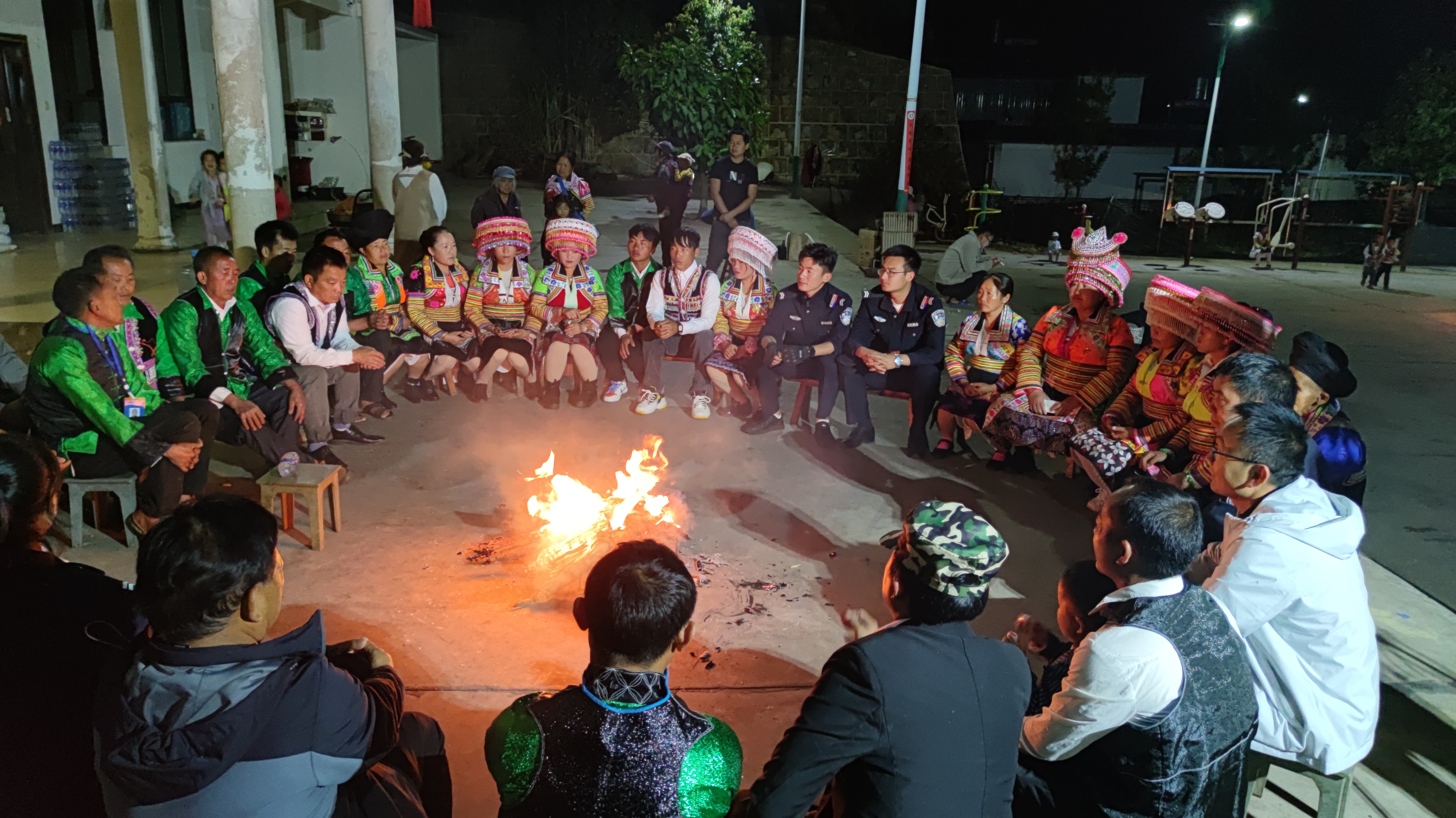 图为：昌宁县更戛乡人大主席团将把代表联络室建在火塘边，大家围着火塘安坐，谈生活、说变化。.jpg